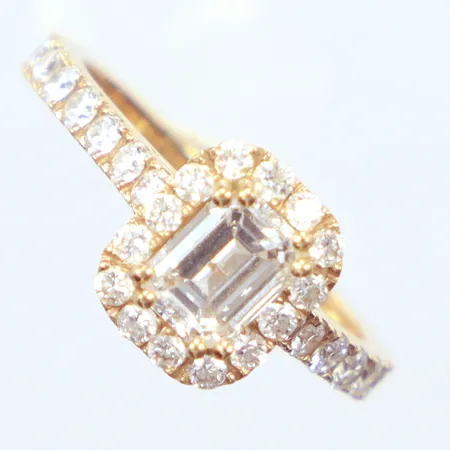 Ring med smaragdslipad diamant, 1,06ct, kvalitet ca TCr(I)/P, kopia på HRD certifikat, snr: 180000160612, med gradering TCr(I)/SI2, certifikatnummer graverat på rondist, briljantslipade diamanter totalt ca 0,80ct, stl: 17¼, 18K  Vikt: 4,2 g