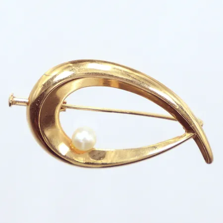 Brosch, odlad saltvattenpärla Ø4,3mm, längd 34,5mm, bredd 20,9mm, 18K Vikt: 2 g