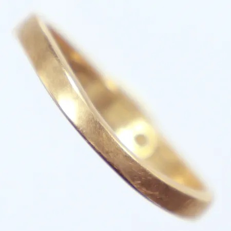 Ring, Ø18, ojämn skena, gravyr, 18K  Vikt: 3,1 g