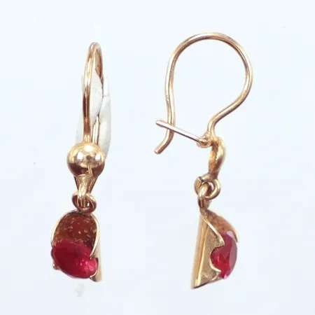 Ett par örhängen, röda stenar, längd 22,8mm, 14K Vikt: 1,2 g