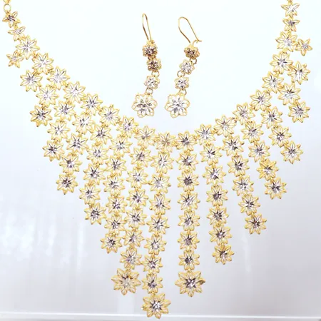 Set Collier, 2 färgad, längd 44cm höjd 10cm, ett par örhängen längd 5cm, 18k Vikt: 61,2 g