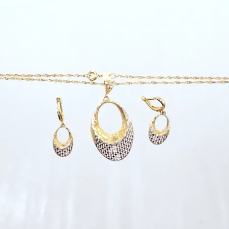 Set , kedja Singapore längd 42cm, hänge 2-färgad 4,5cm, ett par örhängen 2-färgade, längd 3,5cm, 18k  Vikt: 10,6 g