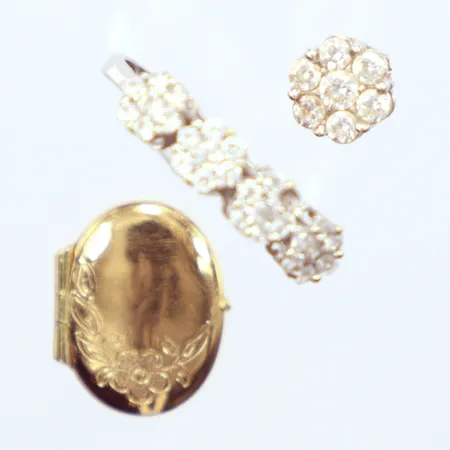 Ring vita stenar, saknas en, vitguld, Ø16¾,  1 medaljong 1,3cm, defekt, 1 singelörhänge vita stenar, 1,3cm, 18k   Vikt: 1,7 g