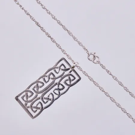 Kedja längd 46cm, bredd 2mm, hänge 40mm, bredd ca 17mm, 925/1000 silver Vikt: 8 g