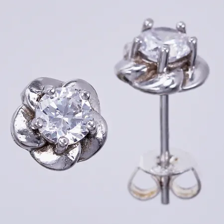 Ett par örhängen med vita stenar, Ø7mm, 925/1000 silver Vikt: 1,3 g