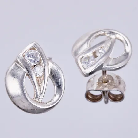 Ett par örhängen med vita stenar, Ø 10mm, 925/1000 silver Vikt: 1,8 g