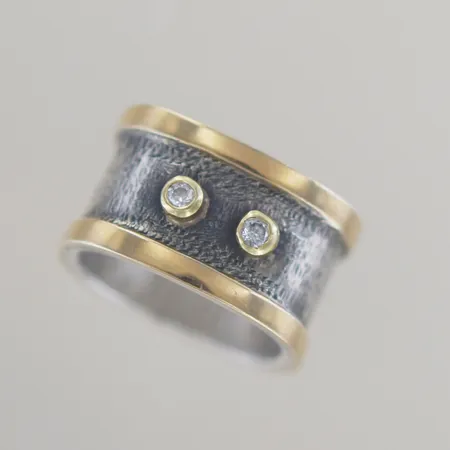 Ring med diamanter 2x 0,02 ct, BT Bengt Turesson,  Ø 18,75 mm B 13 mm, hamrad silver 925/1000 med gulddetaljer   Vikt: 13,1 g