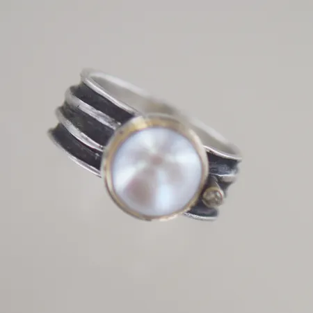 Ring med pärla och 1 diamant 0,01ct, Ø 19 mm B 8,5 mm, BWE 925/1000 med gulddetaljer Vikt: 10,5 g