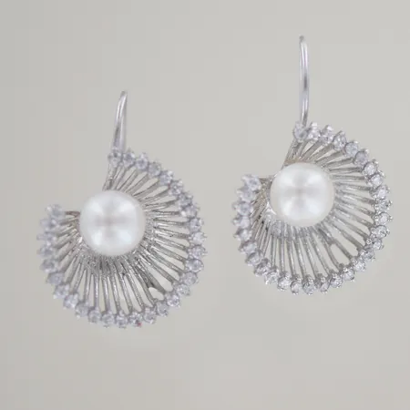 Örhängen med zirkoner (en saknas) + pärla,  L 2,5 cm B 1,8cm, vitguld 18k Vikt: 7,3 g