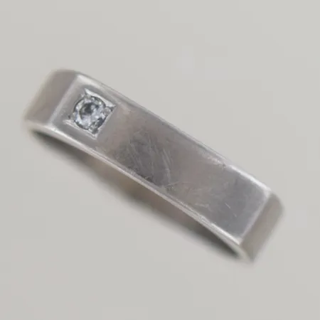 Ring med diamant 0,08ct Ø 20,5 mm B 5mm, 18k. graverad Vikt: 8,4 g