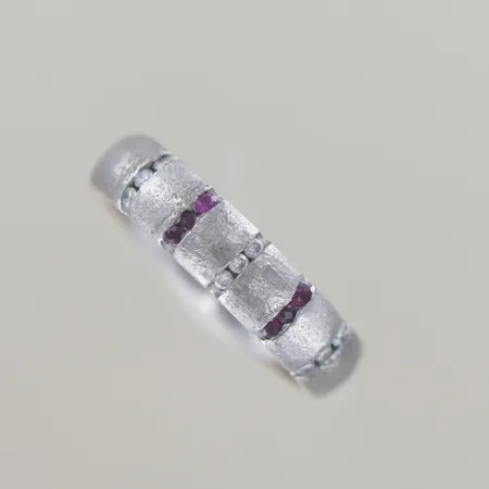 Ring med 9 diamanter 6 rubiner, Håkan Orrling Helsinborg, Ø 17 mm B 4,8mm,  18k Vikt: 8,4 g