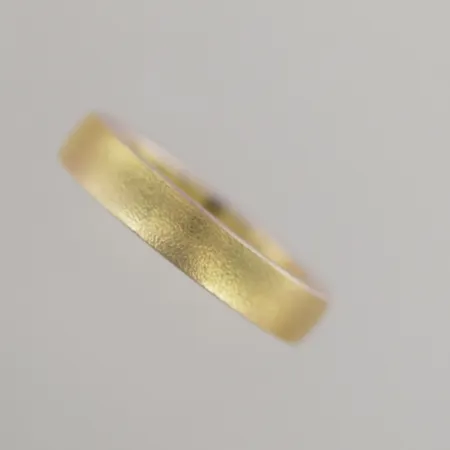  Ring av Håkan Orrling, frostad, Ø 17,5 mm B 4,5 mm tjocklek 3 mm 18k  Vikt: 12,4 g