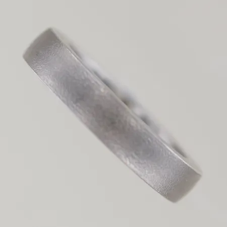Ring av Håkan Orrling, frostad, Ø 17,5 mm B 4,5mm,18k  Vikt: 13 g