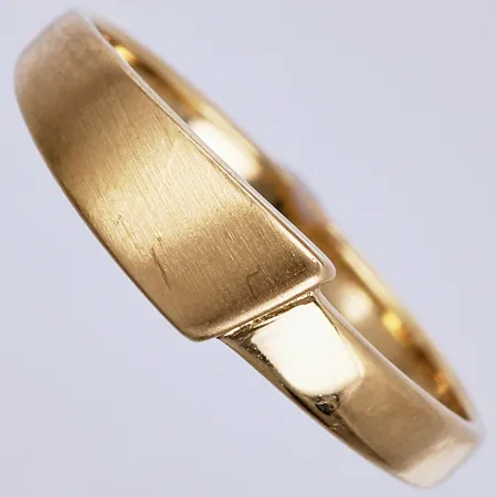 Ring stl: 17½, bredd ca 2-5mm, 18K Vikt: 1,8 g