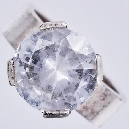 Ring med vit sten, Ceson Guldvaru Ab 1966, stl: 17 ¼, 830/1000 silver Vikt: 7,6 g