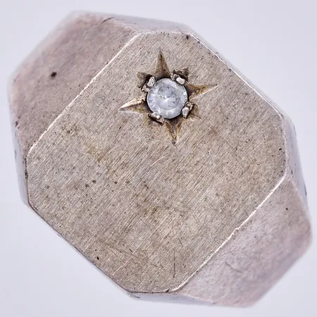 Klackring med vit sten, stl: 19¼, 830/1000 silver Vikt: 8,1 g