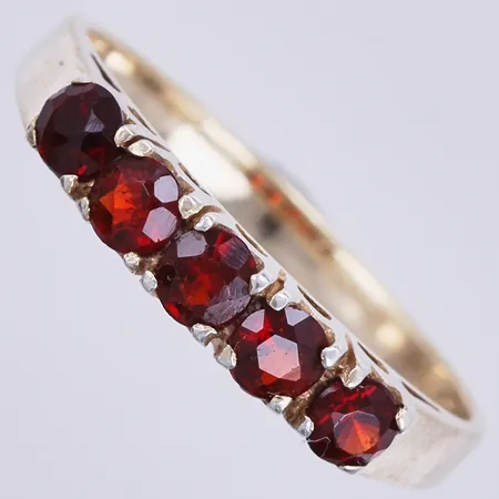 Ring med granater stl: 17, bredd ca 1-3mm, 835/1000 silver Vikt: 1,9 g