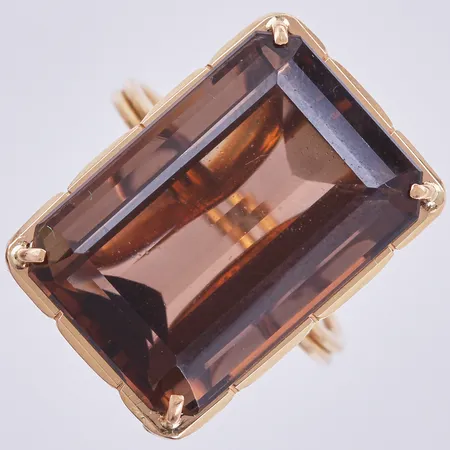 Ring med rökkvarts, stl: 17¾, längd ca 2,2cm, bredd ca 15mm, 18K Vikt: 7,7 g
