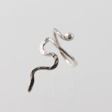 Ormring, stl ca 16mm, något ojämn form, silver  Vikt: 2,6 g