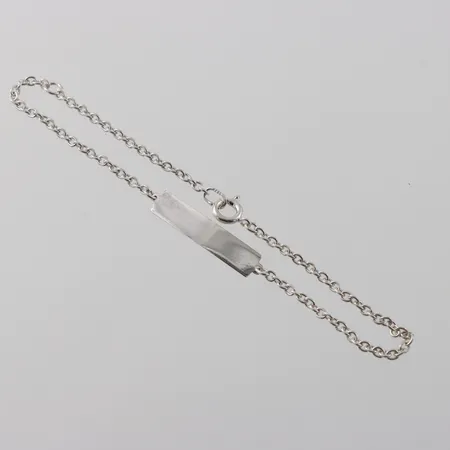 Armband med ograverad bricka, längd 23cm, silver Vikt: 3,1 g