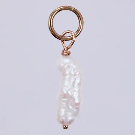 Hänge med pärla, längd ca 1,5cm, bredd ca: 2mm, 18K  Vikt: 0,2 g