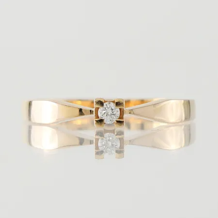 Ring med diamant på 0.05 ct enligt inskription, storlek 17 mm, bredd 1.6-3.4 mm, 14k. Vikt: 2,1 g