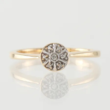 Ring med diamanter ca 1x0,01ct och ca 6x0,005ct, Guldfynd, storlek 17 mm, bredd 1.8-6.1 mm, 18k. Vikt: 2,6 g