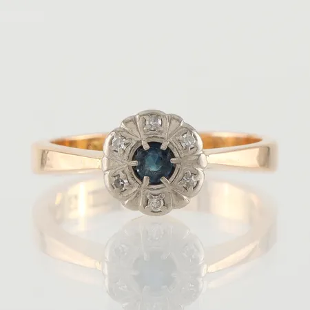 Ring med safir och diamanter ca 6x0,007ct stämplad Örjan Molander Guld AB Karlstad, storlek 17 mm, bredd 1.6-8.2 mm, 18k. Vikt: 4 g