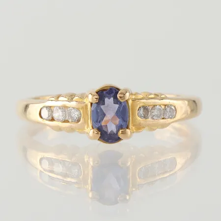 Ring med Tanzanit och diamanter ca 6x0,03ct , storlek 17 ¼ mm, bredd 1.5-6.3 mm, 18k. Vikt: 3,4 g