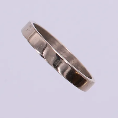 Ring slät, vitguld, stl 17¼, bredd 3mm, gravyr, repor, Örneus Guldsmedja O, år 1979, Stockholm. 18K Vikt: 2,9 g