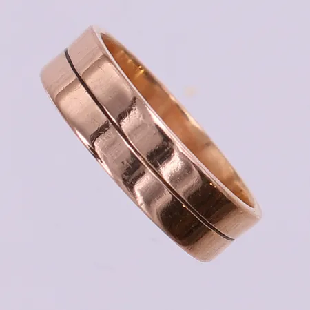 Ring, stl 18¼, bredd 6mm, polerad, ograverad. 18K Vikt: 6,6 g