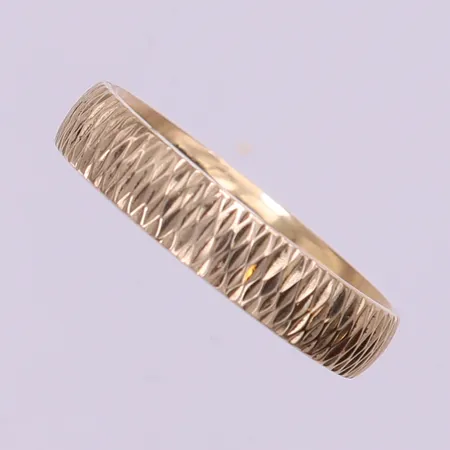 Ring med räfflad dekor, stl 21¾, bredd 5mm, ihålig. 14K Vikt: 3,1 g