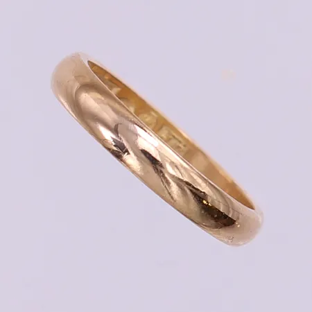 Ring slät, stl 17¾, bredd 3,5mm, polerad, ograverad. 18K  Vikt: 4,4 g