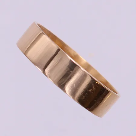 Ring, slät, stl: 21, bredd 5,5mm, ograverad, polerad, 18K.  Vikt: 5,2 g