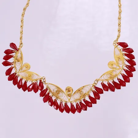 Collier med röda plaststenar, ca 42cm, bredd 2-28mm. 18K, bruttovikt 30,1g Vikt: 0 g