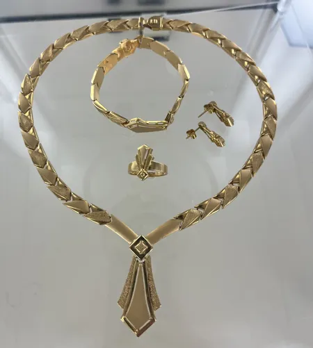 1 set halsb/armb/örh/ring, blankt borstat guld 21k  Vikt: 78,1 g