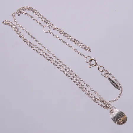 Collier med intrigerad hänge, längd: ca 44cm, bredd: ca 1-15mm, Drakenberg, 925/1000, silver Vikt: 2,9 g