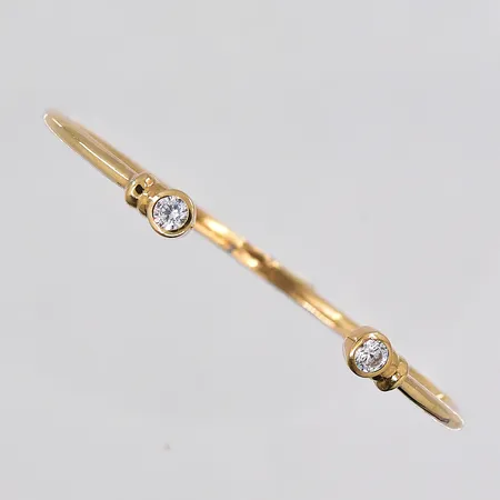 Armring öppen modell med kubisk zirkonia, stl 58x50mm, defekter, klämskador, 9K Vikt: 3,4 g