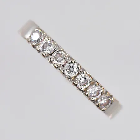 Ring vitguld med vita stenar, stl 17¾, graverad, 14K Vikt: 3,9 g