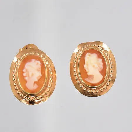 Ett par örhängen med camé, stl 11x9,5mm, 18K Vikt: 1,1 g