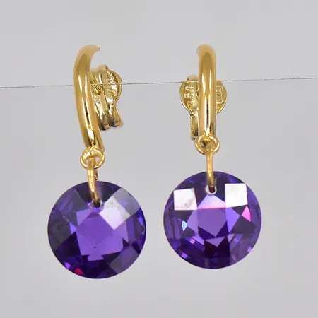 Ett par örhängen med lila stenar, stl 20x8mm, 18K Vikt: 1,9 g