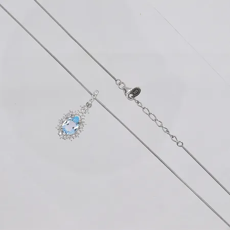 Kedja ormlänk, 43-46cm,  hänge med ljusblå och vita stenar, stl 29x13mm, GHA, 925/1000 silver Vikt: 5,5 g