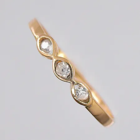 Ring med vita stenar, stl 17½, 18K Vikt: 0,8 g