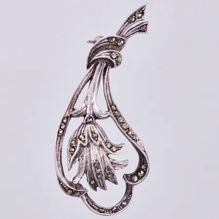 Brosch med markasiter, längd ca 54mm, svensk importstämpel, silver Vikt: 7,7 g
