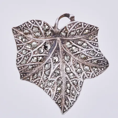 Brosch med markasiter, missfärgningar på baksidan av lödningar, längd ca 40mm, 830/1000 silver Vikt: 12,1 g