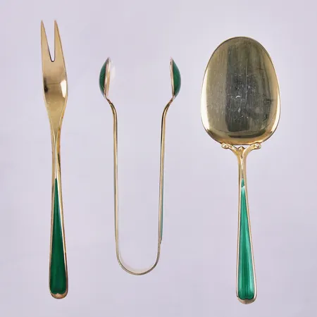 1 Sockertång med emalj längd ca10cm, 1 kakspade med emalj längd ca 12,4cm, 1 mindre gaffel med emalj längd ca 13,2cm, mindre skador på emalj, förgyllt 925/1000 silver Vikt: 58,2 g