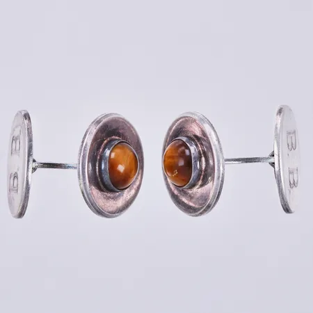 Ett par manschettknappar med tigeröga, Ø 1,6cm, K&Ec, Ceson Guldvaru Ab, år 1965, graverade, 830/1000 silver  Vikt: 12,6 g