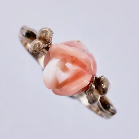 Ring med ros i korall, stl ca 15¼, bredd ca 2-8mm, förgyllt silver 800/1000  Vikt: 1,5 g