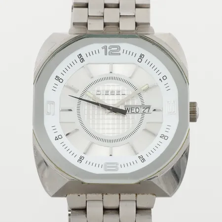 Armbandsur Diesel, diameter ca 45.6 mm, batteribyte krävs. Vikt: 0 g