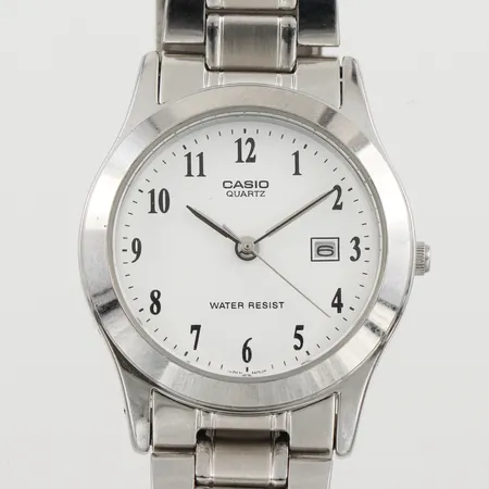 Damur Casio, waterresist, diameter 29.5 mm, batteribyte krävs. Vikt: 0 g